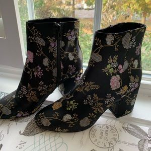 Black booties with small pretty flowers 😊